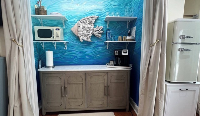 Sale! Coastal King Suite near concerts, downtown, beach, & UNCW. Pets welcome!