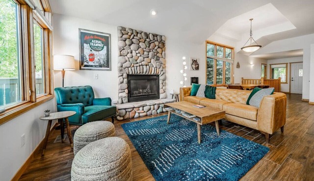 SALE! Hot tub, fireplace, king bed, A+ location!