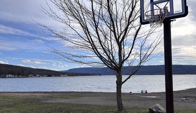 Sale! Lakeside Studio Apartment steps from lake. Private Beach and Park