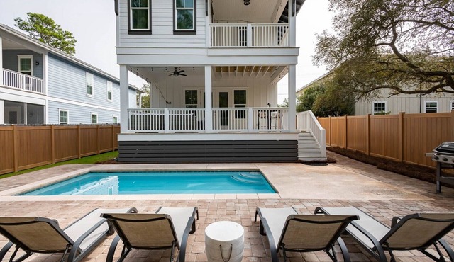 SALE ~"Ocho Cinco"~Heated Pool~Walk to Beach Access~BeachGear~Family Lux~Seaside