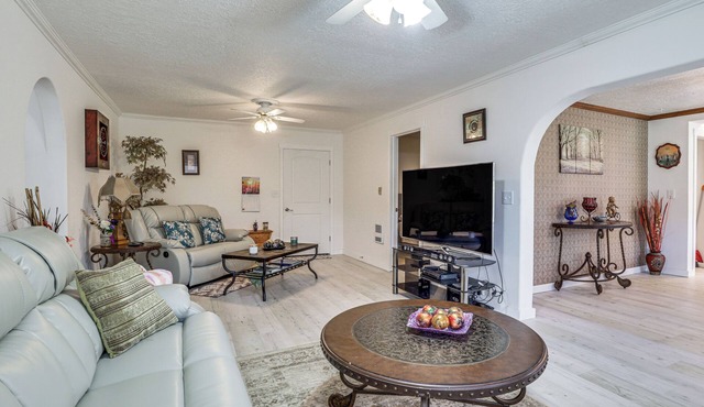 Salem Getaway w/Hot Tub Near Parks & Boating!