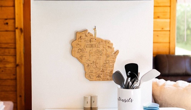 Salem Lakes Chalet- cozy log cabin near Wilmot Mountain