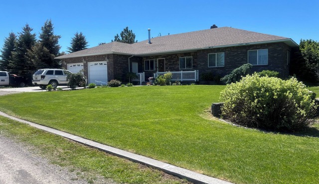 Salem Pines lost Moose lodge Charming 3-bedroom house with AC, WiFi in Rexburg