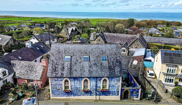 Salem The Blue Chapel - sleeps 6 guests in 3 bedrooms