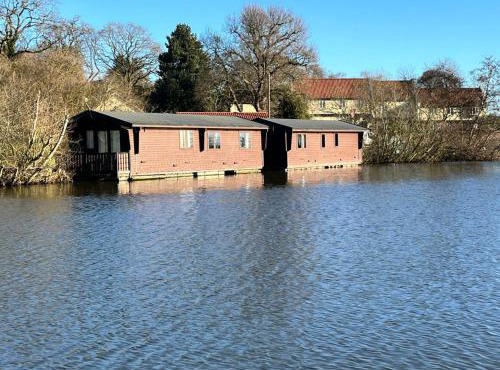 Salhouse Broads Lodge Houseboat