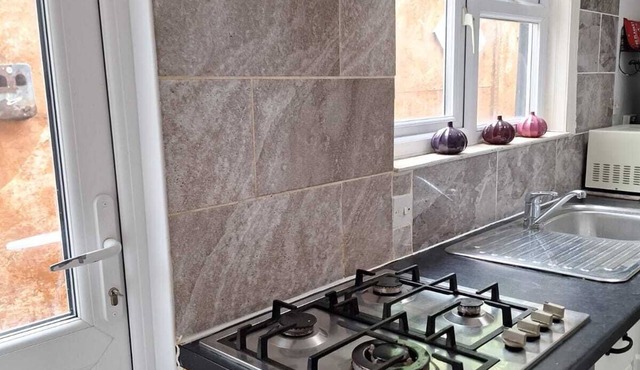 Salisbury House - Fully Furnished, Free Wi-Fi, 4 bedroom serviced accommodation