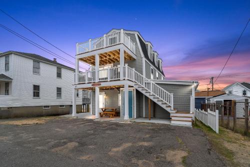 Salisbury Surf & Sol Pet-Friendly Backyard Games