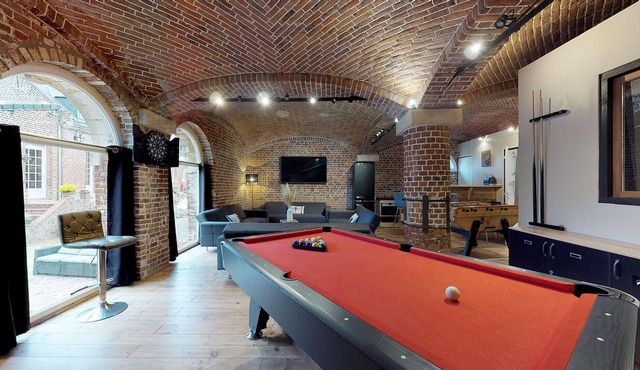 Salle de Jeux Dans un Écurie