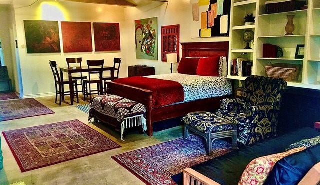 Sallie's BEST Guesthouse: GREAT NEIGHBORHOOD, comfortable, convenient, beautiful