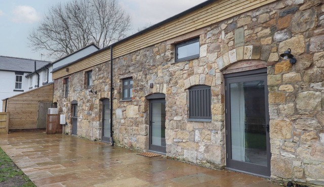 SALLY'S BARN, pet friendly, luxury holiday cottage in Weston Rhyn