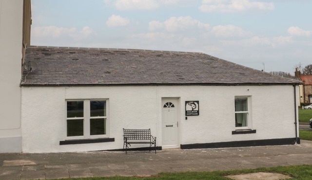 SALMON COTTAGE, pet friendly, character holiday cottage in Norham