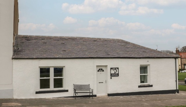 SALMON COTTAGE, pet friendly, character holiday cottage in Norham