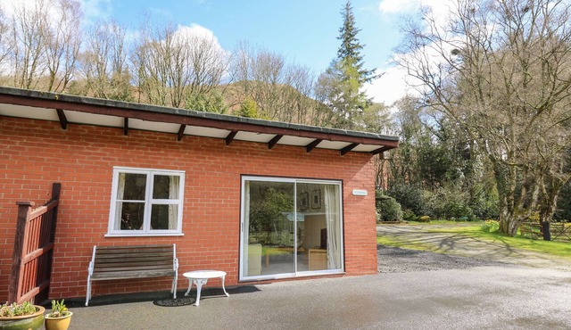 SALMON COTTAGE, family friendly, with a garden in Llanwrthwl