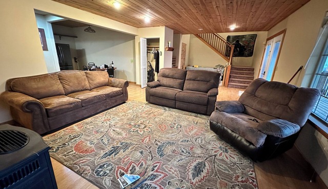 Salmon Fishing Lrg1-bedroom sleeps 5 WiFi in Malott attached to wagon wheel.