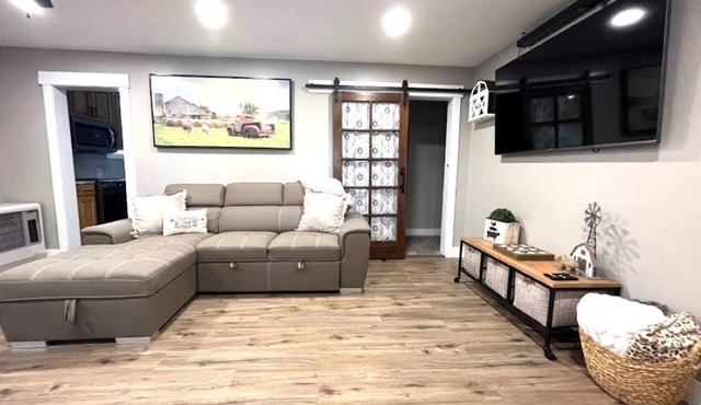 Salmon Goldbug Cottage, hot tub sleeps 8