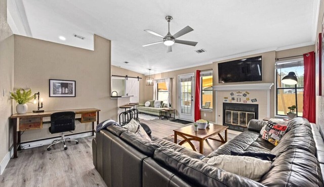 `Saloma Place` Pet-Friendly! Large yard! Work Space!