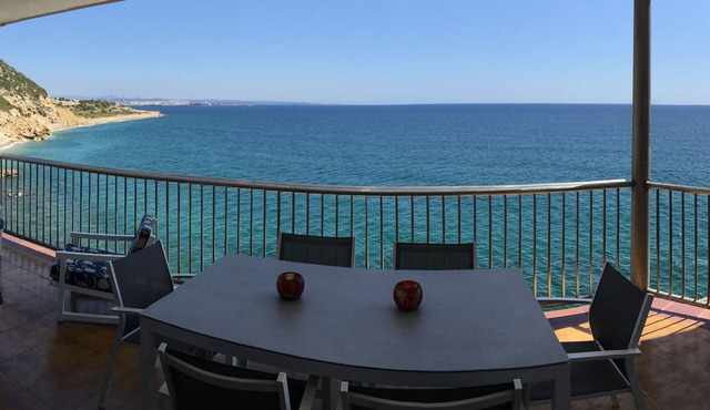 Salou very beautiful air conditioned apartment 1st line sea, wifi, direct sea access, Garage
