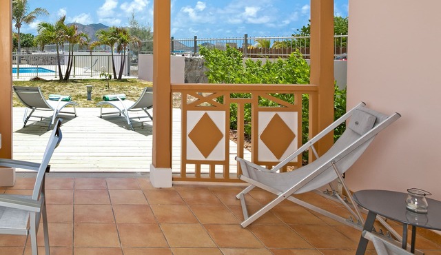 SALT 7: swimming pool, direct access to Orient Bay beach