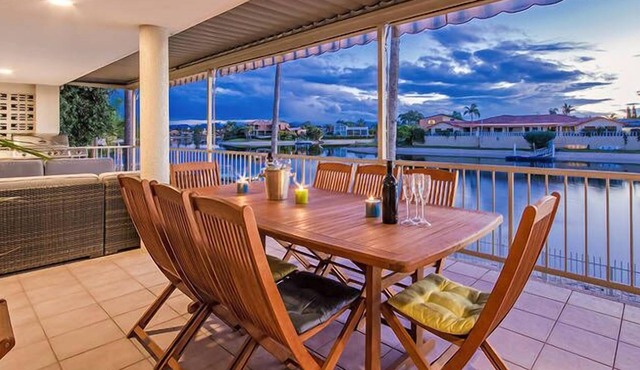 SALT AIR HOUSE a stroll to the beach