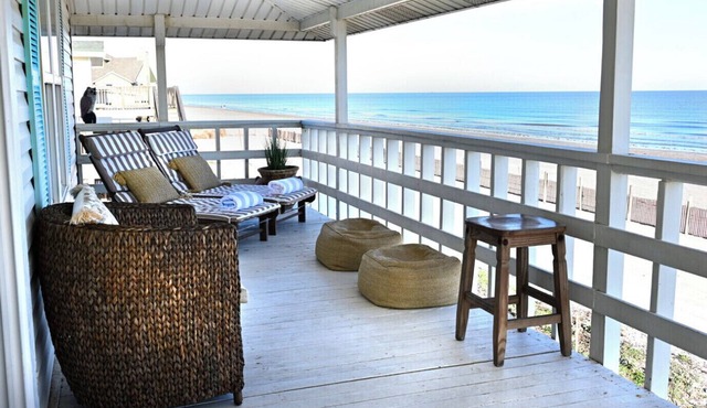 Salt Air Cottage: Beachfront Charming & Luxe home!