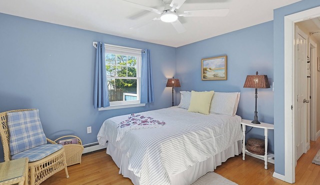 Salt Air Cottage Minutes to Menauhant Beach - Dog Friendly