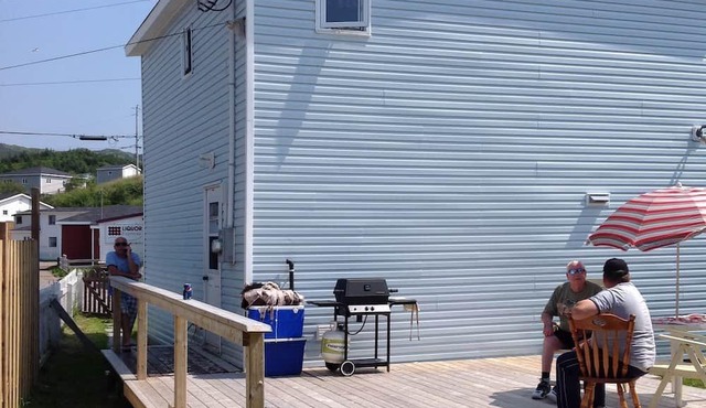 Salt Box equipped for comfort, breath taking view of Rencontre and Ocean