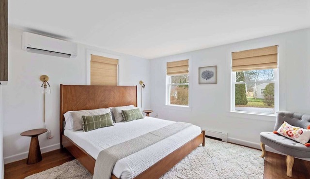 Salt Breeze Bungalow - Close to beaches and town