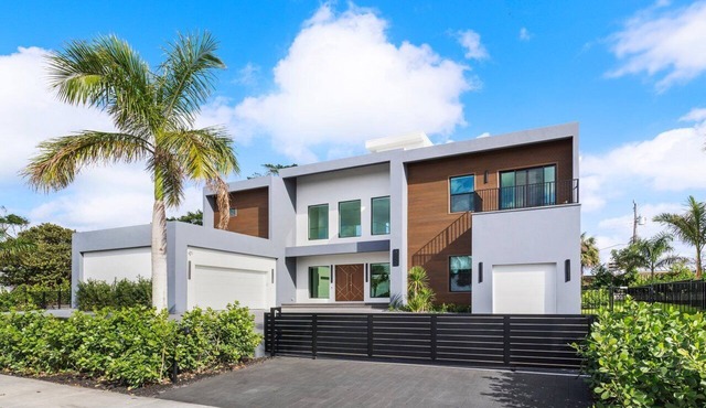 SALT HAUSBrandNew! 6BR/6BA Contemporary Retreat, Heated Pool/Spa. Walk to Beach!