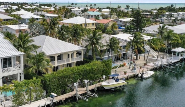 SALT HAVEN-BEAUTIFUL 70' WATERFRONT/CANAL POOL HOME + PRIVATE BEACH & BOAT RAMP