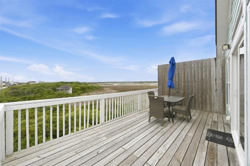 Salt Life Deck Views Steps to Beach, Sleeps 10