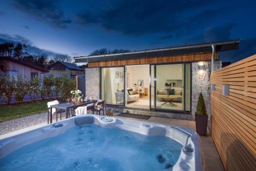 Salt Life, Dunes at Upton Towans - Hot tub - Pet friendly - Self check in