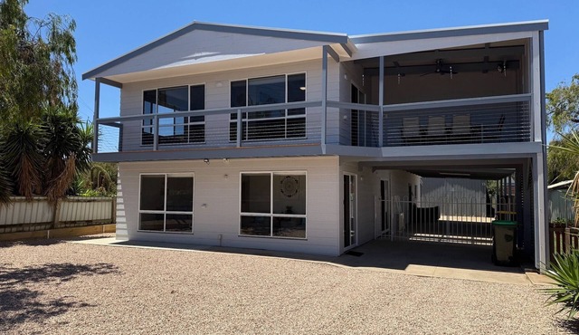 Salt Life - Lovely 2 storey, Free Wifi! Off peak special available!