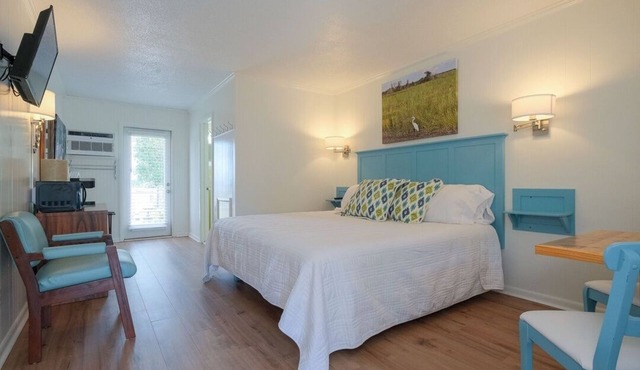 'Salt Marsh' Bluff Shoal Motel - Room 7