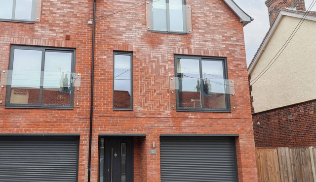 SALT MARSH HOUSE, SOUTHWOLD, pet friendly, with a garden in Southwold