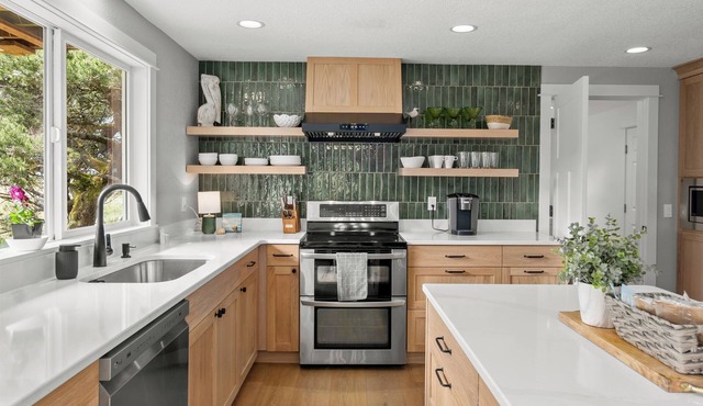 Salt & Pine Retreat- Remodeled beachfront home 10 min from Seaside. Sleeps 8!