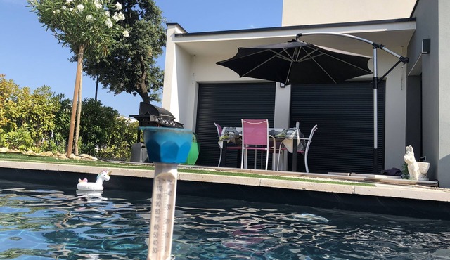 Salt pool and Jacuzzi - Lake and tram 300m away