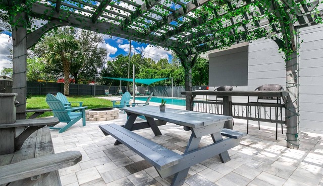 Salt Pool Oasis w/Firepit & Pergola Walk to Publix & Restaurants - 1 Mile to UF