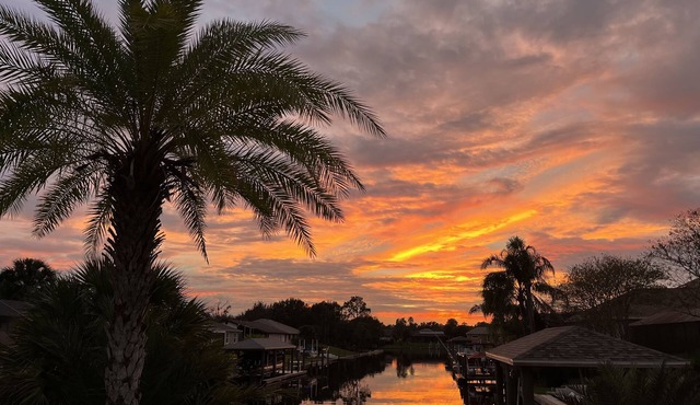 Salt Water Canal home w/Dock, Family/Pet Friendly, close to Beach and A1A