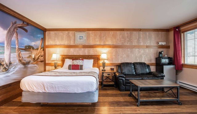 Salt Water Lagoon - Queen Studio Room at Wanderlust Inn, Pet Friendly