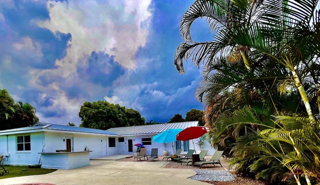 Salt Water Pool, BBQ, 18 mins to Hollywood Beach, 15 mins to FFL, 25 mins to MIA