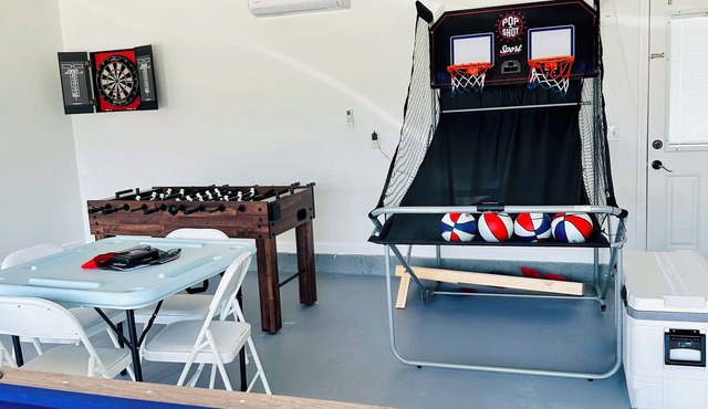 Salt Water POOL,GAME Room, KING BED & PET FRIENDLY!