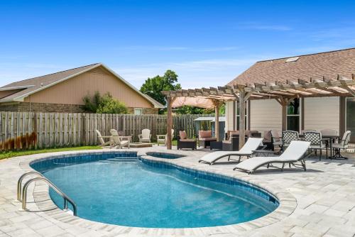 Salt Water POOL, GAME room, KING BED &PET friendly