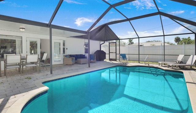 Salt Water Pool. Walk2Beach. Coastal Home Sleeps 9
