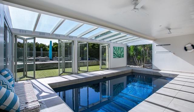 Saltaire St Andrews Beach - Set on a 1/2 acre with indoor swimming pool and 2 living areas