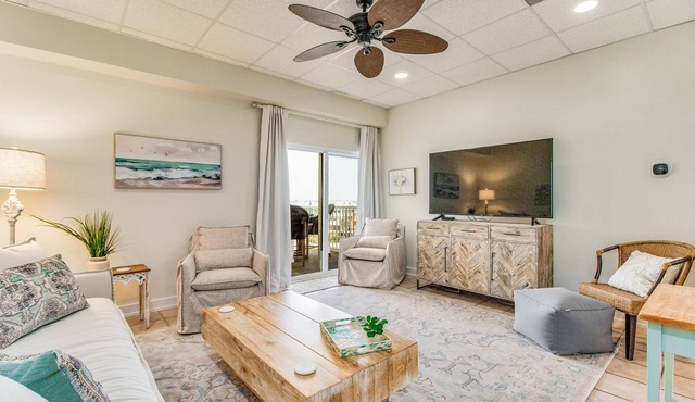 SaltAirNoCare! Gulfside-Gated-Hot tub. Steps to the white sandy beach!