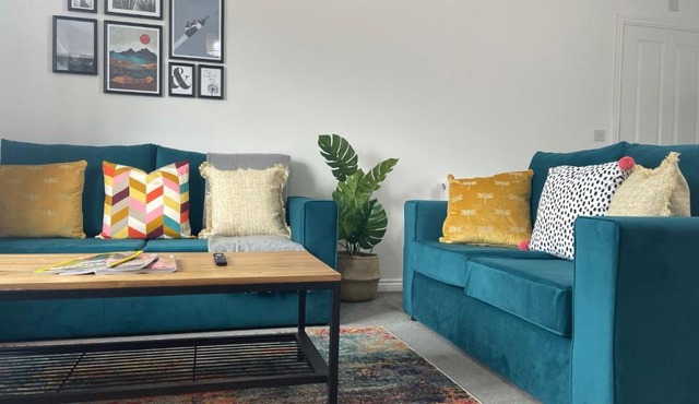 Saltbox Properties- Modern 2 bed, 2 bath apartment with off street parking, sleeps 6