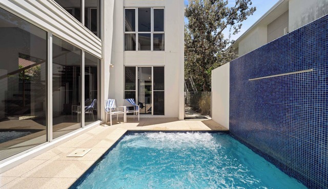 Saltbreeze - Twin Waters Laidback Poolside Living