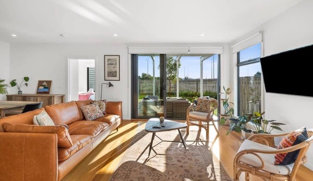 Saltbush Oasis: Sunny Parkside Getaway