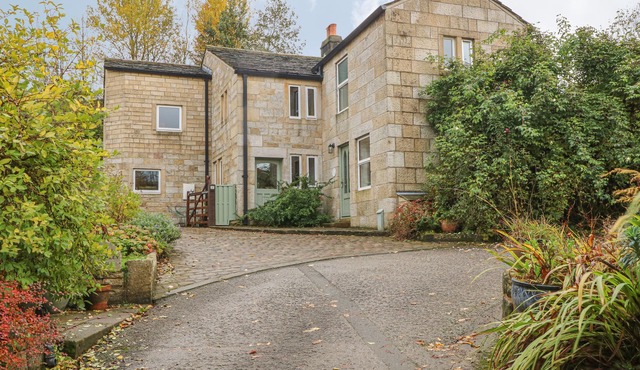 SALTER RAKE GATE COTTAGE, pet friendly, with open fire in Todmorden