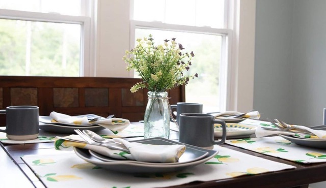 Saltsman House − A True 1920's Art Deco Home